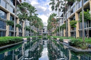 Una piscina al aire libre