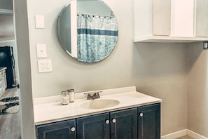 Combinazione doccia/vasca, asciugacapelli, asciugamani, sapone