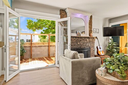 Groovy Mid-Town Bungalow, shared HOT TUB