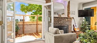 Groovy Mid-Town Bungalow, shared HOT TUB