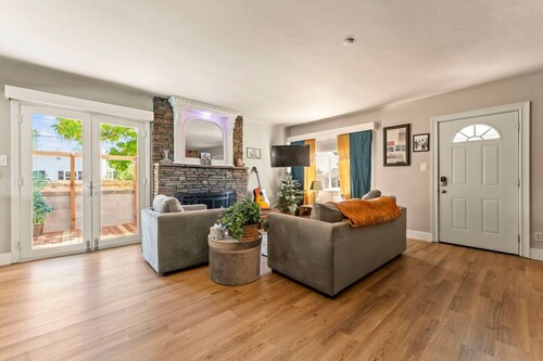 Groovy Mid-Town Bungalow, shared HOT TUB