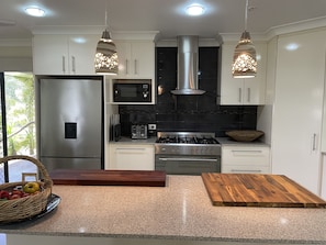 Réfrigérateur, four à micro-ondes, un four, surface de cuisson