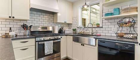 Kjøleskap, mikrobølgeovn, ovn og kokeplater