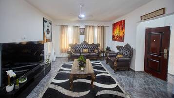 Kamar Klasik | Area keluarga | Televisi LED 65-inci dengan saluran TV digital, TV, dan Netflix