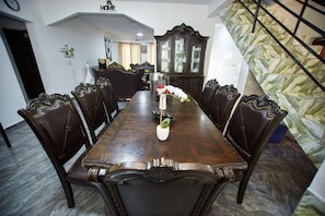 In-room dining - Venice View Beach Resort (Eikwe)