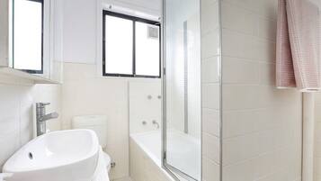 Combined shower/bathtub, towels, soap, shampoo