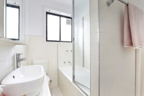 Combined shower/tub, towels, soap, shampoo