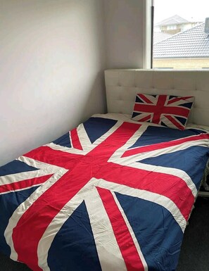 5 bedrooms, WiFi, bed sheets