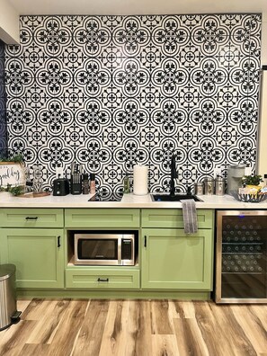 Refrigerador, microondas, parrilla de estufa y cafetera y tetera 