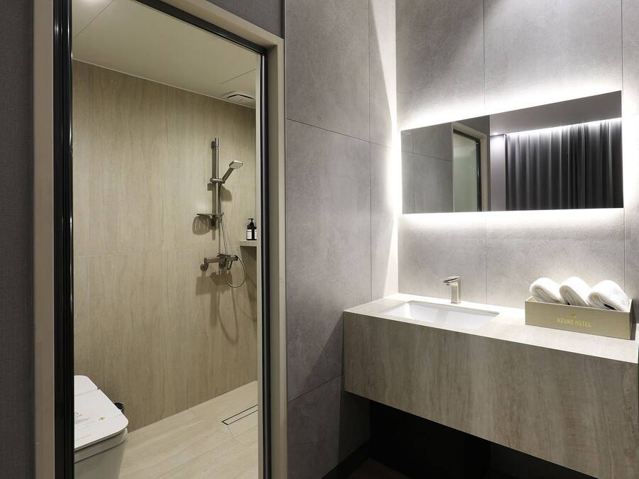 Kamar Double Deluks | Kamar mandi | Sandal