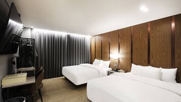 Premier Twin Room | Desk, laptop workspace, blackout drapes, soundproofing