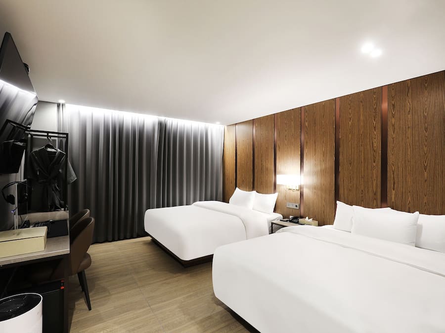 Premier tvåbäddsrum | Skrivbord, arbetsyta för laptop, mörkläggningsgardiner och ljudisolering