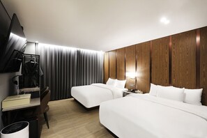 Premier Twin Room | Desk, laptop workspace, blackout curtains, soundproofing
