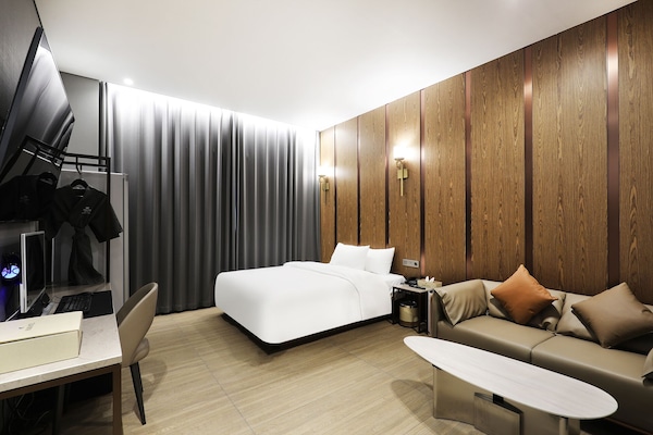 Habitació doble Premier | Escriptori, espai de treball apte per a portàtils i cortines opaques