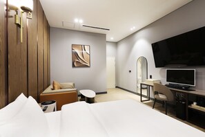 Habitación doble Premier | Escritorio, espacio para trabajar con laptop y cortinas blackout 