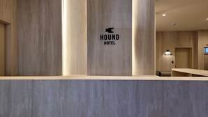 Vastaanottotiski, jossa on kyltti, jossa lukee »Hound Hotel».