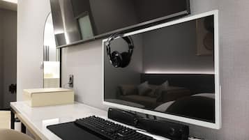 Deluxe Double Room | Desk, laptop workspace, blackout drapes, soundproofing