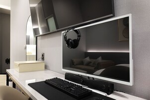 Deluxe Double Room | Desk, laptop workspace, blackout drapes, soundproofing