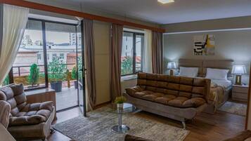 Chambre Quadruple Deluxe | Bureau, espace de travail pour ordinateur portable