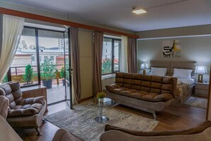 Deluxe Quadruple Room | Desk, laptop workspace, iron/ironing board, free cots/infant beds - Pino Vere Palace Hotel (Tbilisi)