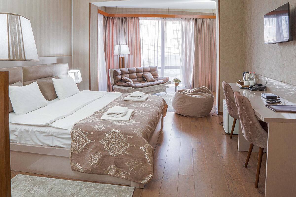Deluxe Double Room | Desk, laptop workspace, iron/ironing board (on request), cribs (free)