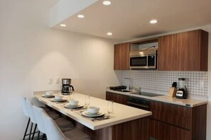 Een koelkast, een magnetron, een oven, een kookplaat