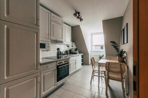 *Bright* 2-Room-Apartment with Kitchen | Private kitchen | Fridge, oven, stovetop, dishwasher - Luga Homes - Rosental (Leipzig)
