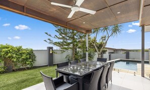 Al fresco dining for six under a covered patio, with the pool just steps away — made for long lunches and lazy afternoons. - Sandy View - 180 degree views - Luxury Home (Nikenbah)