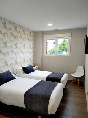 Basic Double or Twin Room, 2 Single Beds, Ensuite, Ground Floor - Pension Boutique Admera (Santiago de Compostela)