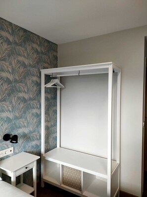 Camera Basic con letto matrimoniale o 2 letti singoli, 2 letti singoli, bagno in camera | Biancheria da letto di alta qualità, copriletto in piuma