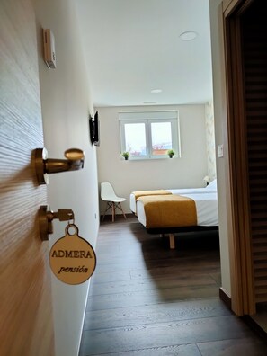 Camera Basic con letto matrimoniale o 2 letti singoli, 2 letti singoli, bagno in camera | Biancheria da letto di alta qualità, copriletto in piuma