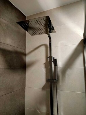 Chambre Double ou avec lits jumeaux, 2 lits une place, salle de bains attenante, rez-de-chaussée | Salle de bain