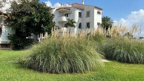 A white building with balconies and a clear sky. - Beautiful oasis with pool landscape near the dream beach Las Marinas (Dénia)