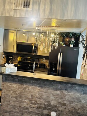 Jääkaappi, mikroaaltouuni, uuni, liesi