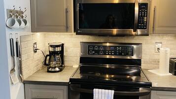 Refrigerador, microondas, horno, placa de cocina