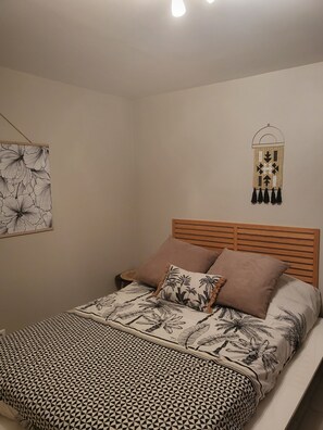 1 chambre, fer et planche à repasser, lit parapluie, Wi-Fi