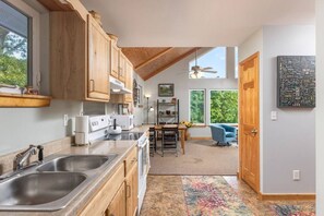 Geladeira, micro-ondas, fogão, cooktop