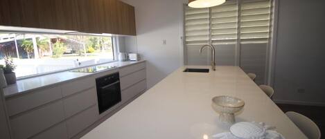 ثلاجة، ميكروويف، فرن، موقد طهي مسطح