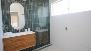 Douche, séchoir à cheveux, serviettes fournies