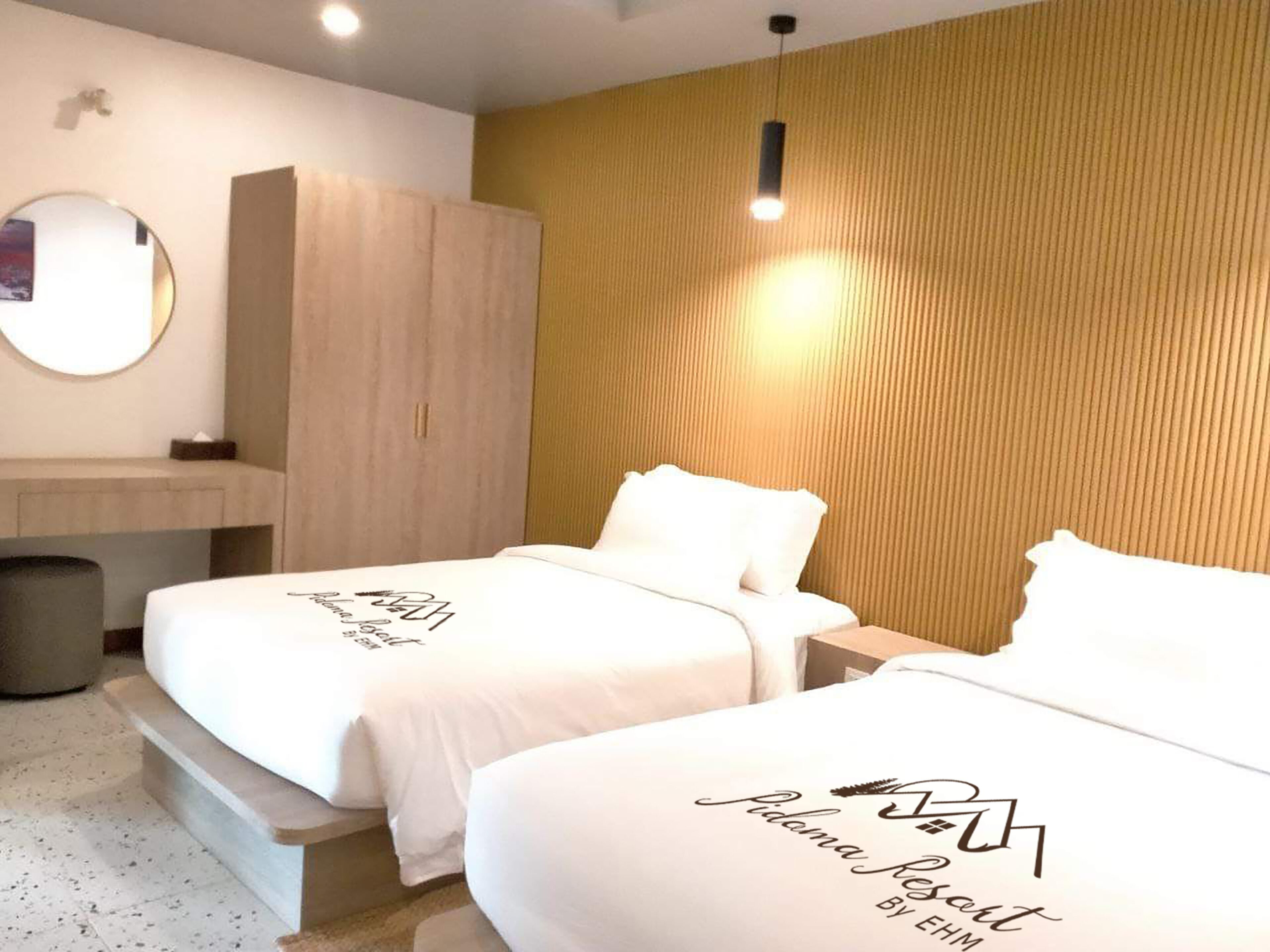 Habitación familiar (Tube Connecting Room) | Minibar, escritorio, cortinas opacas y tabla de planchar con plancha