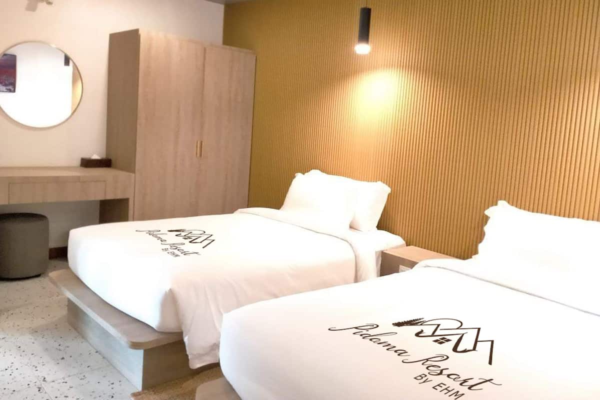 Habitación familiar (Tube Connecting Room) | Minibar, escritorio, cortinas opacas y tabla de planchar con plancha