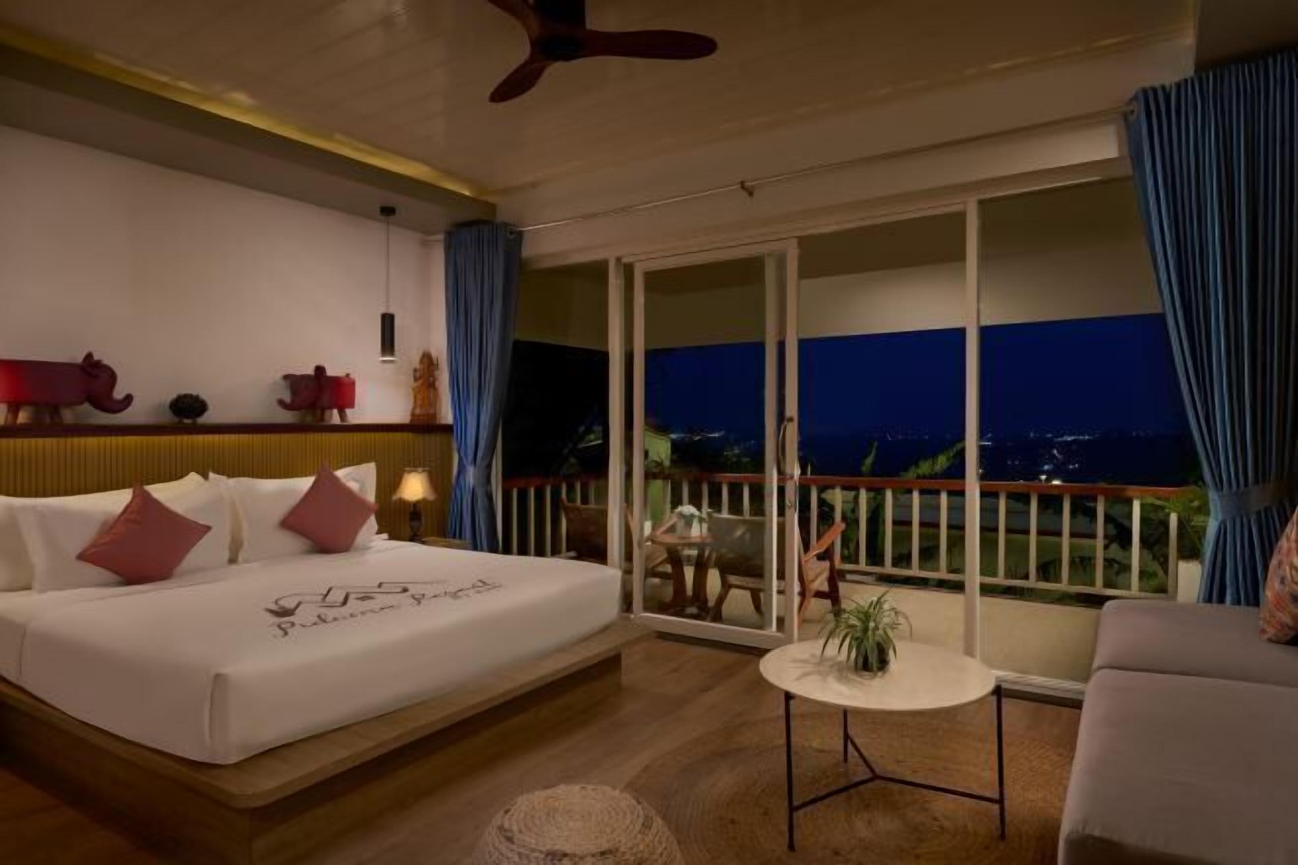 Minibar, escritorio, cortinas opacas y tabla de planchar con plancha