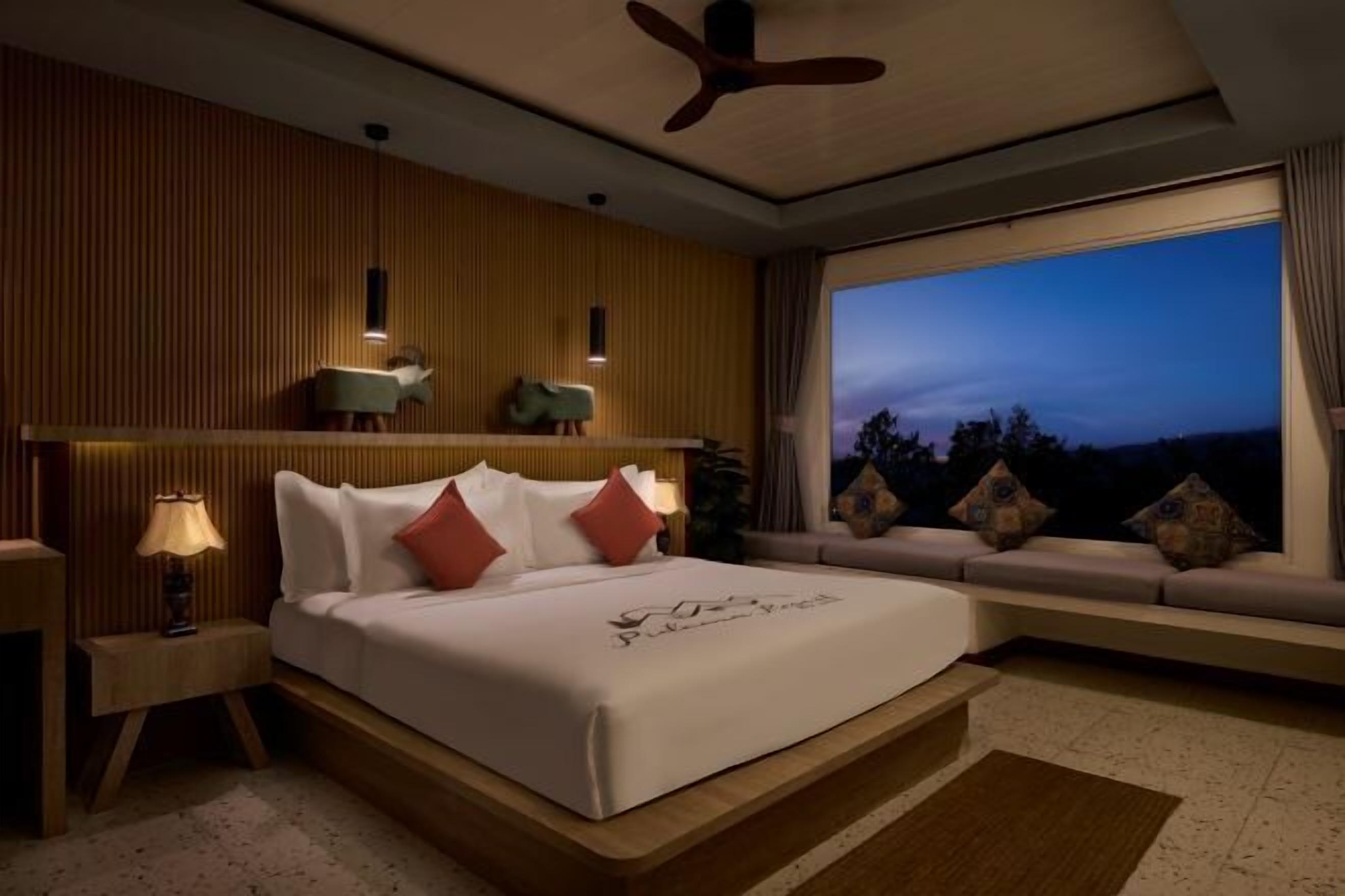 Minibar, escritorio, cortinas opacas y tabla de planchar con plancha