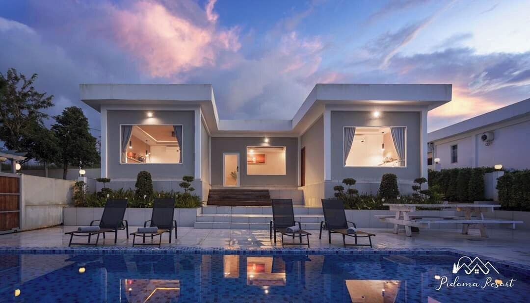 ミニバー、デスク、遮光カーテン、アイロン / アイロン台