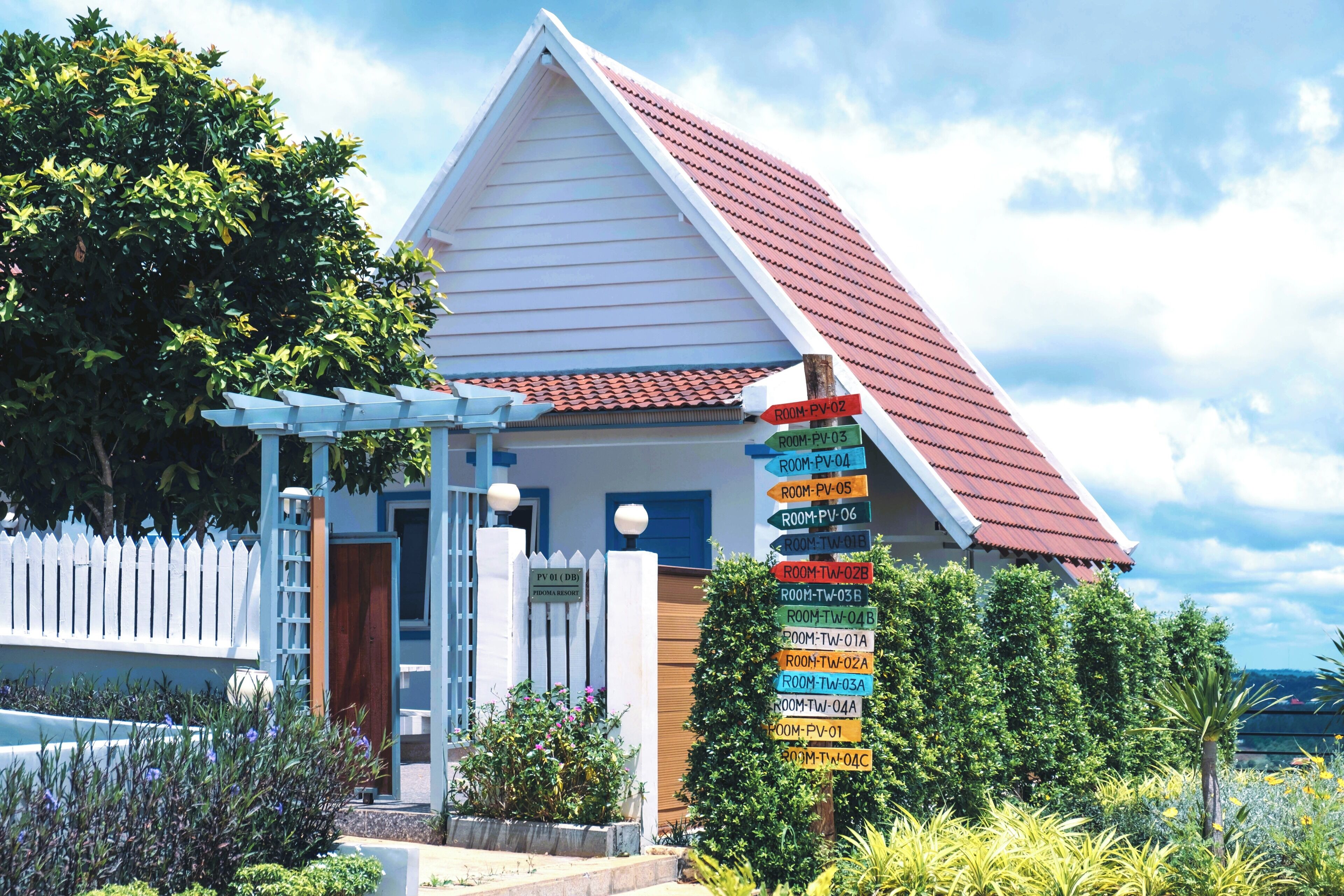 Minibar, escritorio, cortinas blackout y tabla de planchar con plancha 