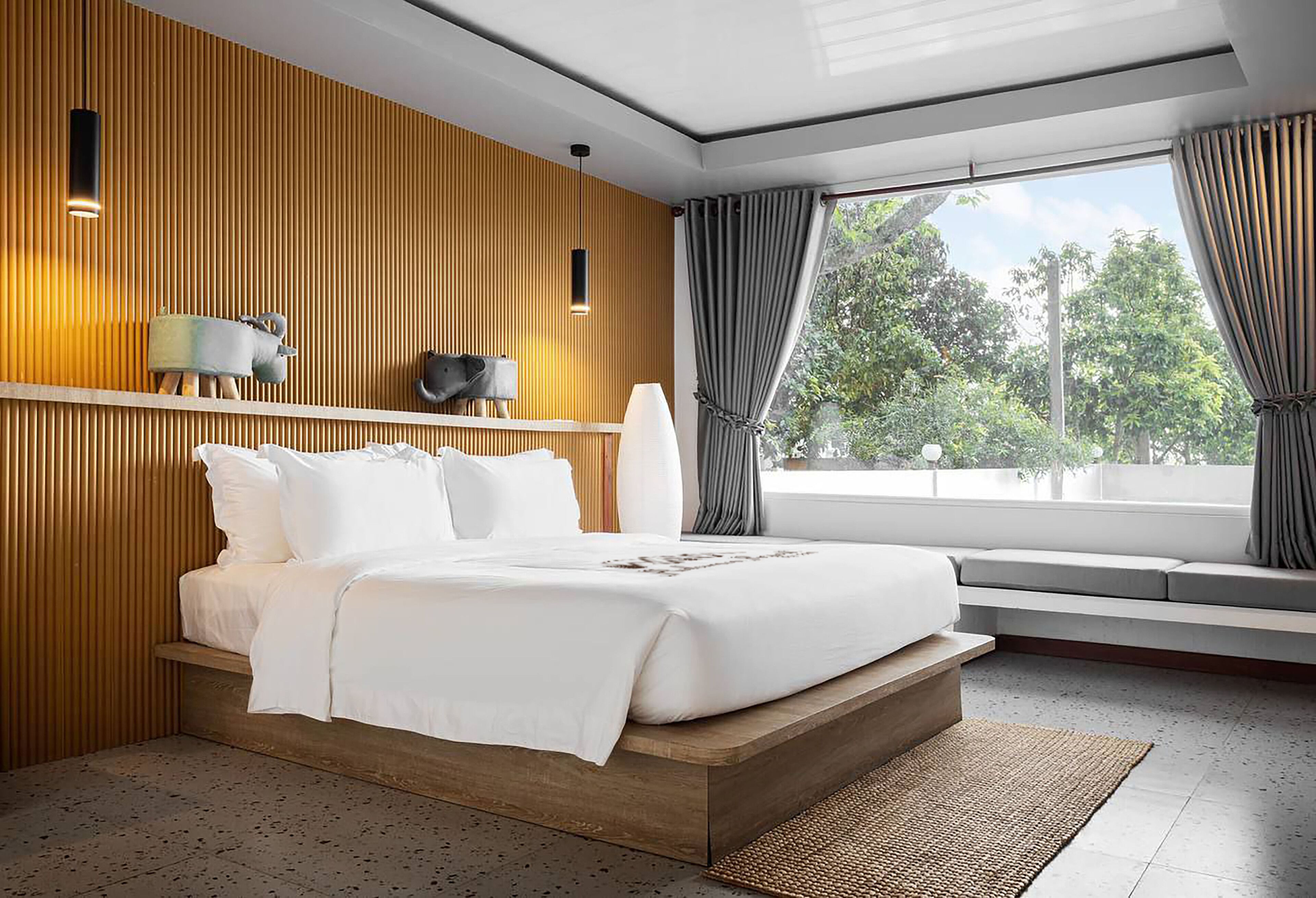 Suite familiar (Family Suite Pool Villa 3 Rooms) | Minibar, escritorio, cortinas opacas y tabla de planchar con plancha