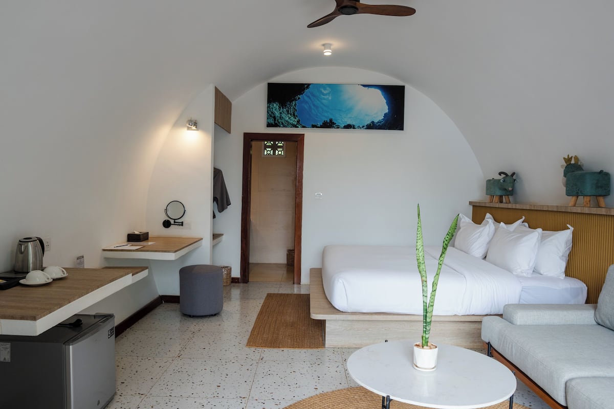 Camera familiare (Tube Connecting Room) | 1 camera, minibar, una scrivania, tende oscuranti