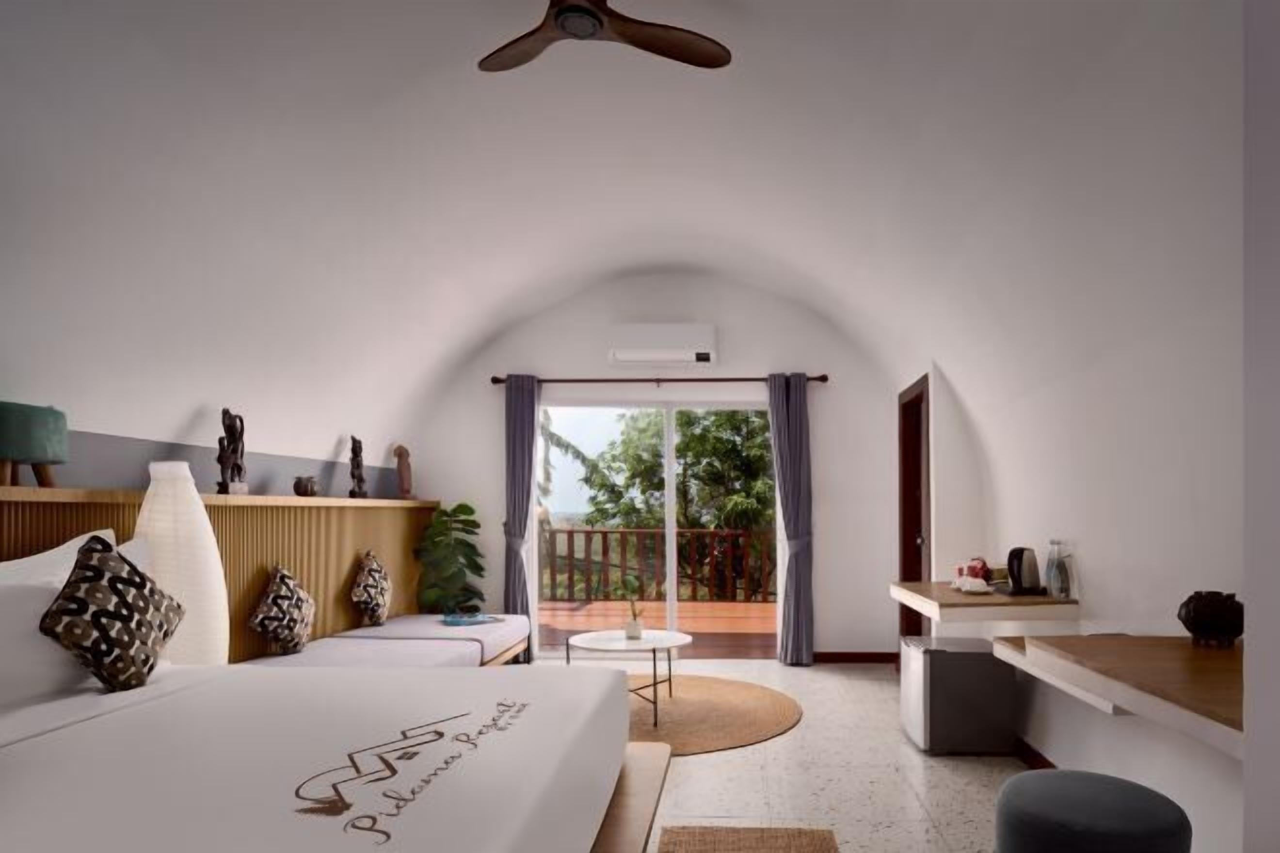 Minibar, escritorio, cortinas opacas y tabla de planchar con plancha