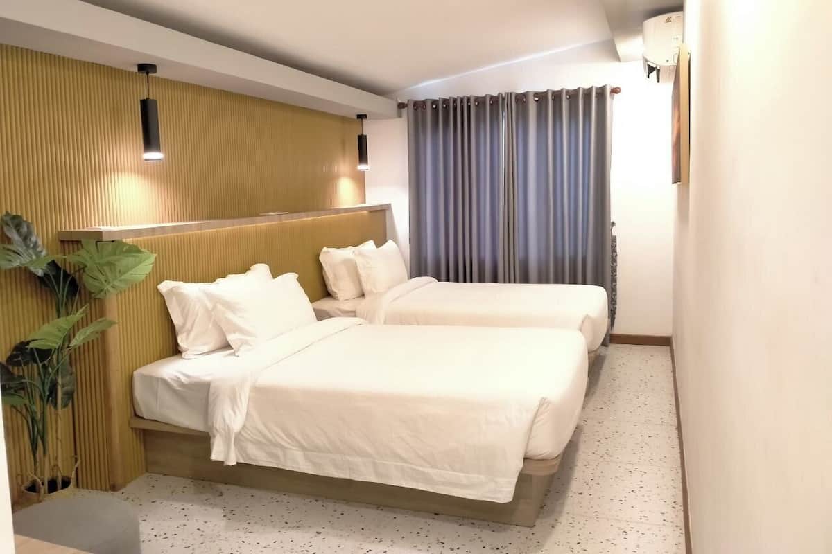 Tripla familiare (Tube Family Room) | 1 camera, minibar, una scrivania, tende oscuranti