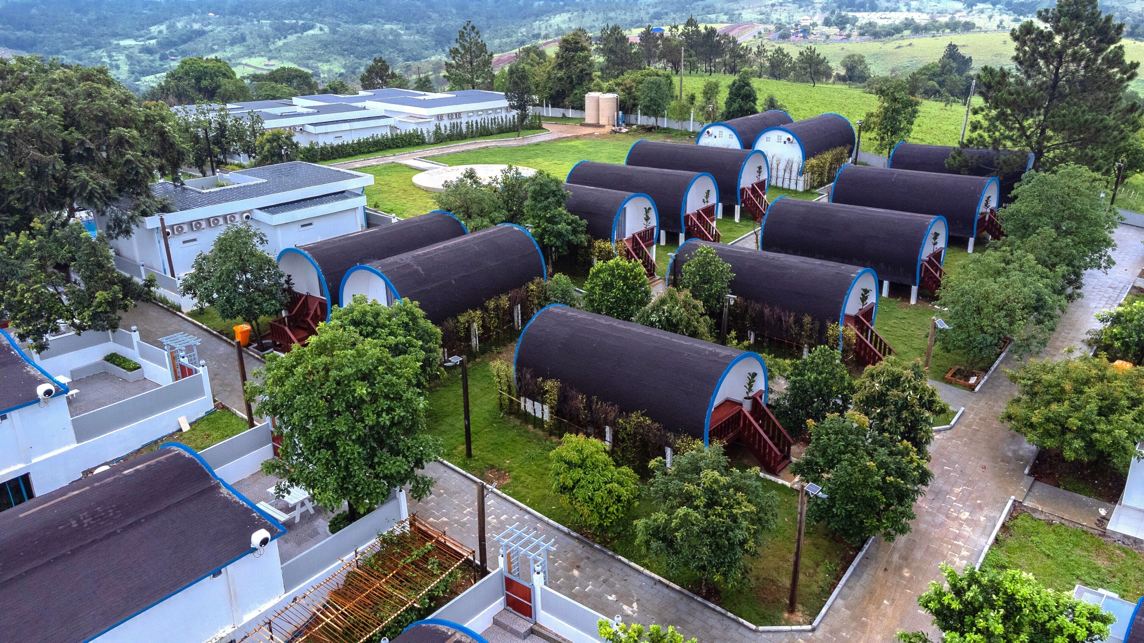 Minibar, escritorio, cortinas blackout y tabla de planchar con plancha 